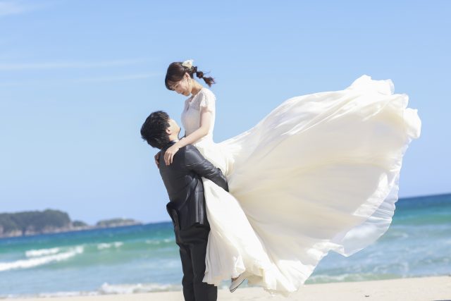フォトジェニックな海岸シーンを！撮っておきのウェディングポーズ