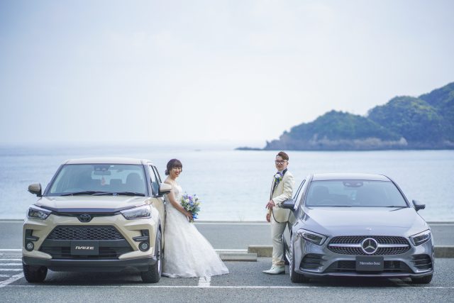 海岸で愛車と共に！フォトウェディングの魅力